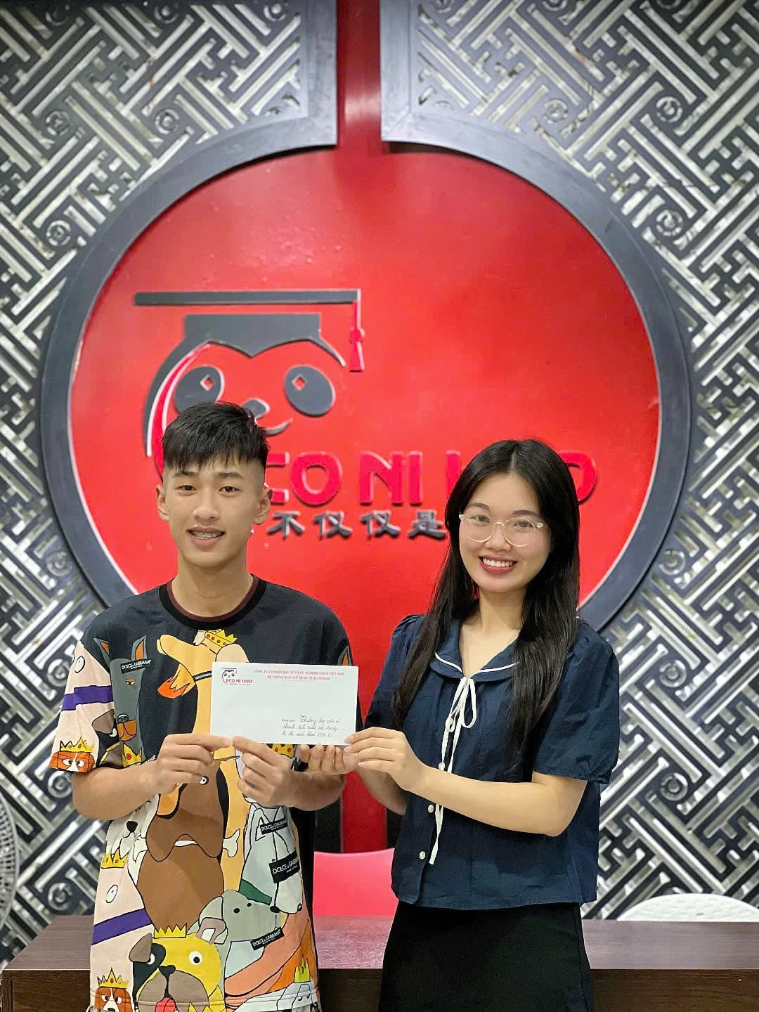 Khoảnh khắc trao quà ghi nhận học viên tại Eco Nihao, ảnh do trung tâm cung cấp